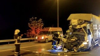Yardım malzemesi taşıyan kamyonet, yardım malzemesi taşıyan tıra arkadan çarptı