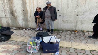 Yaşlı çift deprem bölgesinden başka şehre sevki için kuşlarıyla bekledi