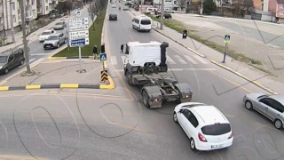 Yaya geçidinde yol vermek için duran tıra çarptı