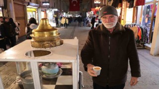 Yazın meyan şerbeti, kışın salep satıyor