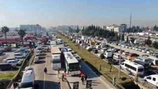 Yerle bir olan Hataya tırlar ile adeta yardım yağıyor