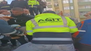 Yıkılan binadan bir kişi 24 saat sonra sağ çıkartıldı