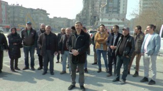 Yıkılan binanın sakinleri yardım bekliyor