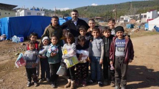 Yıldırımdan depremzede çocuklara oyuncak