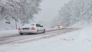 Yoğun kar yağışı, Kocayayla Geçidinde sürücülere zor anlar yaşatıyor