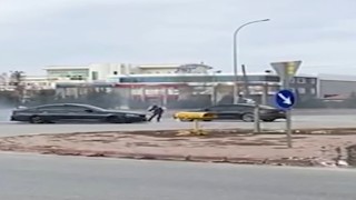 Yol ortasına park ettikleri otomobil etrafındaki drift terörü kamerada