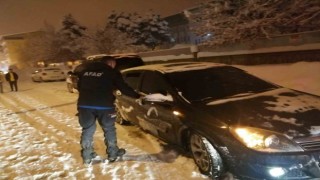 Yolda mahsur kalanlara kumanya dağıtımı yapıldı