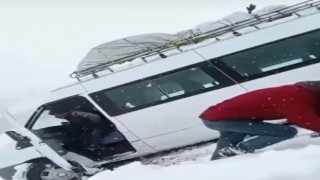 Yoldan çıkan minibüs kara saplandı