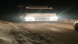 Yoldan çıkan tırın yardımına ekipler koştu