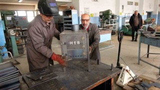 Yozgatta meslek liselerinde depremzedeler için çadır sobası üretiliyor