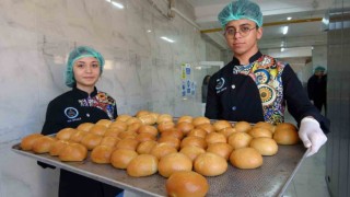 Yozgatta öğretmen ve öğrenciler, depremzedeler için ekmek ve yemek hazırlıyor