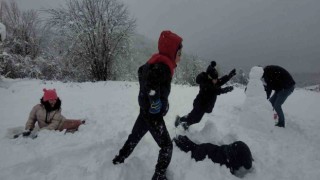 Yüksek kesimlere yağan kar en çok çocukları sevindirdi