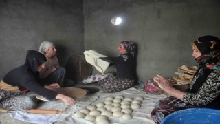 Yüksekovalı kadınlardan depremzedeler için ekmek pişirme seferberliği