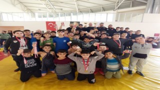 Yunusemreli güreşçilerden 3 kupa ve 23 madalya