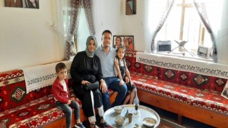 Yüzlerce kişi cenazeye akın etti, aileden geriye kalan o fotoğrafları görenler gözyaşlarını tutamadı