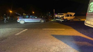 Zonguldakta kavşakta çarpışan iki otomobilde 2si ağır 3 kişi yaralandı