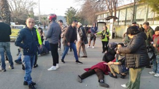 Zonguldakta otomobil yayalara çarptı: 2 ağır yaralı