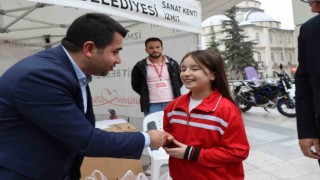 10 yaşındaki Haticenur, sattığı bileklik ve kolyelerin parasını depremzedelere bağışladı