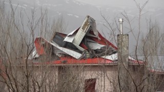 107 kilometre hıza ulaşan şiddetli fırtına çatıları uçurdu