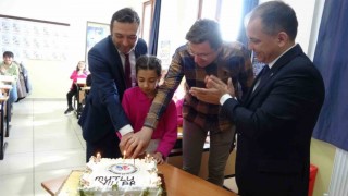 11 yaşındaki depremzede Ayşeye sürpriz doğum günü kutlaması