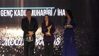 12nci Mood Ödüllerinde İHA Muhabiri Hasibe Karadağa ödül