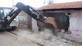 1999 depreminden kalan ağır hasarlı binalar yıkılıyor
