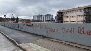 200 metrelik duvar vandalların hedefi oldu