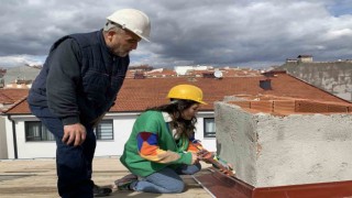 24 yaşındaki kadın çatı ustası baba mesleğini devam ettiriyor
