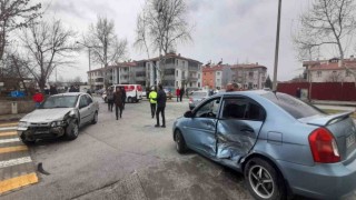 3 araçlı trafik kazası: 1 yaralı