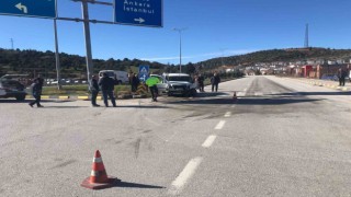 3 kişinin yaralandığı trafik kazası güvenlik kamerasına yansıdı