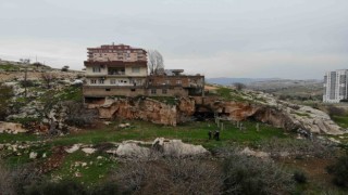 3 odalı mağaranın üzerine 3 kat bina yapıldı