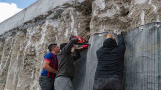 30 Ağustos İş Merkezi ve Zanaat Çarşısı inşaatının temelinde yalıtım çalışmaları