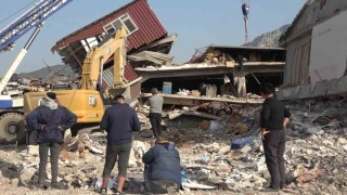 30 yıl çalıştıkları dükkanların enkaz kaldırma çalışmalarını izlediler