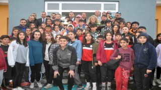 33 madalyayla dönen Yüksekovalı sporculara davul zurnalı karşılama