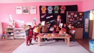 4-6 Kuran kursu öğrencileri depremzedelere harçlıklarını, oyuncaklarını ve kitaplarını bağışladı