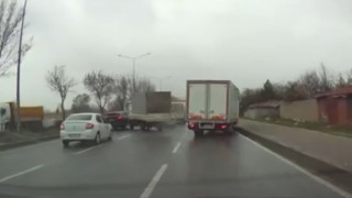 4 aracın karıştığı trafik kazası kamerada