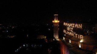 624 yıllık Ulu Camiye asılan Ramazan mahyası geceyi aydınlattı
