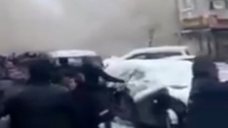 7,6lık depremde 5 katlı bina yerle bir oldu