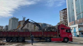 89 kişinin hayatını kaybettiği Diyar Galeria İş Merkezinin enkazından demir yığınları çıkartılıyor