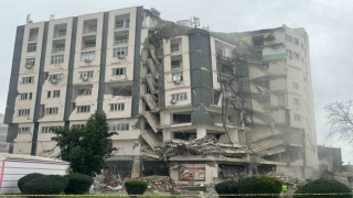 Adana Ceyhanın çarşı merkezdeki en büyük binası kontrollü olarak yıkıldı