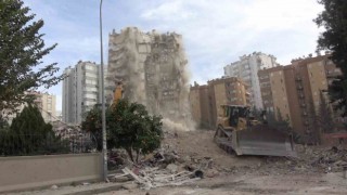 Adanada ağır hasar gören Ayas Sitesinin diğer bloğu da kontrollü olarak yıkıldı