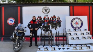 Adanada polisin yakaladığı 36 hırsız tutuklanırken, 125 adet ruhsatsız silah ele geçirildi