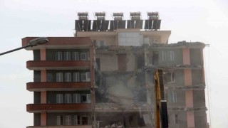 Adıyamanda ağır hasarlı binaların yıkımı devam ediyor
