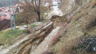 Adıyamanda heyelan 1 iş makinesi ve otomobili yuttu