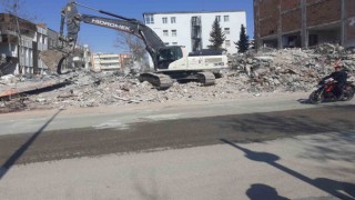 Afyonkarahisar Özel İdare ekipleri deprem bölgesinde enkaz kaldırma çalışmalarını sürdürüyor