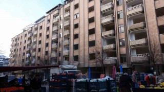 Ağır hasarlı binaların arasında kurulan semt pazarı faciaya davetiye çıkarıyor