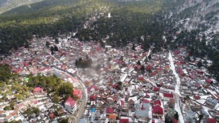 Ağır hasarlı cami minaresi kontrollü olarak yıkıldı