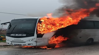 Aksarayda 25 öğrencinin bulunduğu servis midibüsünde yangın