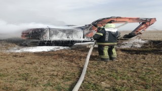 Alev alan iş makinesi kullanılamaz hale geldi