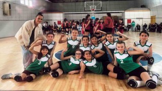 Altınovalı Minik voleybolcular, namağlup şampiyon
